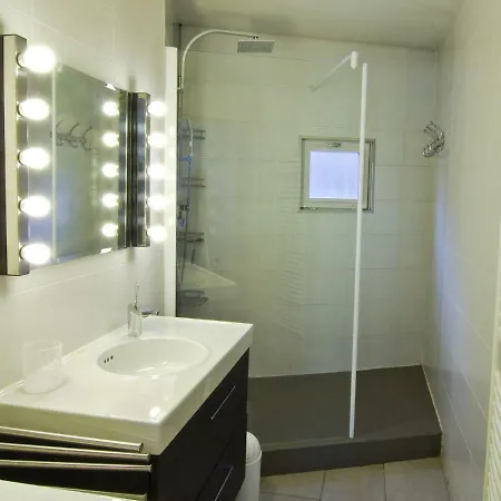 Luxurious With Swimming Pool Amidst The Rhone Alps Appartamento *
